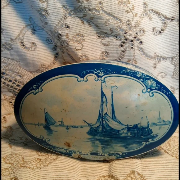 Beautiful Vintage Droste chocolate tin
