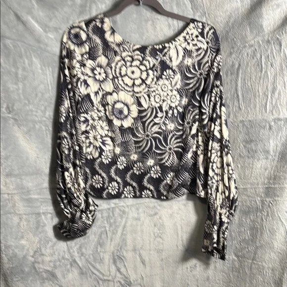 Anthropologie blouse women’s small Black blue White Puff‎ Sleeve Blouse v back