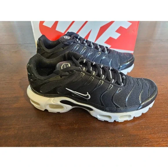 Nike Air Max Plus Sneakers Womens 6 Black White DM2362-001 Tuned Air Running