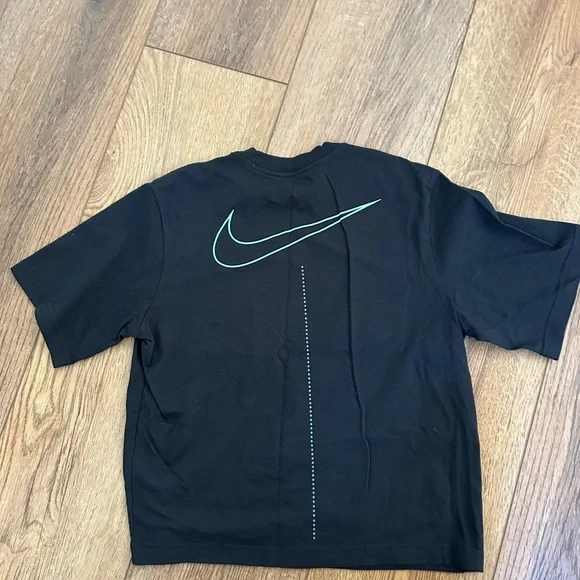 NIKE WOMEN'S BOXY SHORT SLEEVE TEE‎ Color Black Size XS