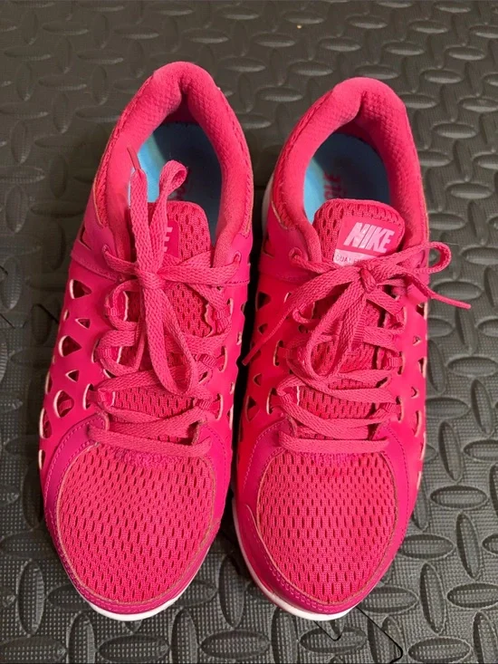 Dual Fusion Nike Women’s Bright Pink Athletic rynning Lace-Up Sneakers