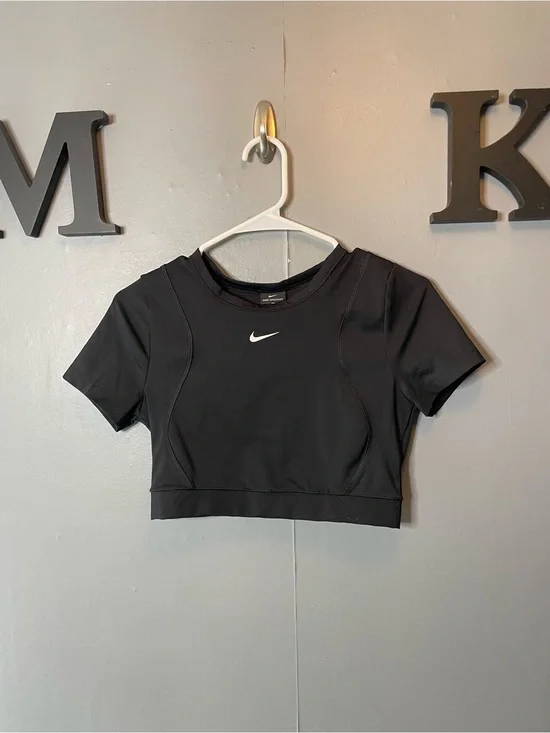 Nike Training Aeroadapt crop top in black performance top size small