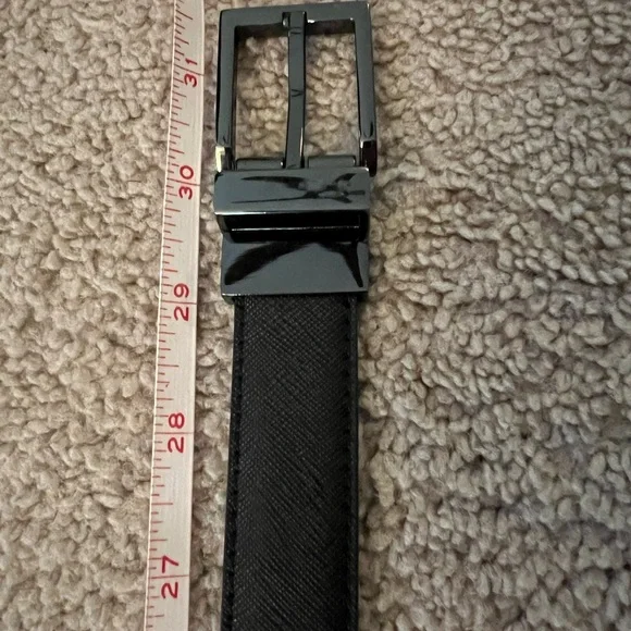 Van Heusen boys belt reversible black and brown . 30’inches to the last hole