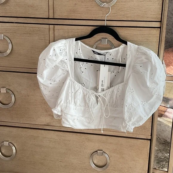 Zara White Eyelet Puff Sleeve crop Blouse; size S,new