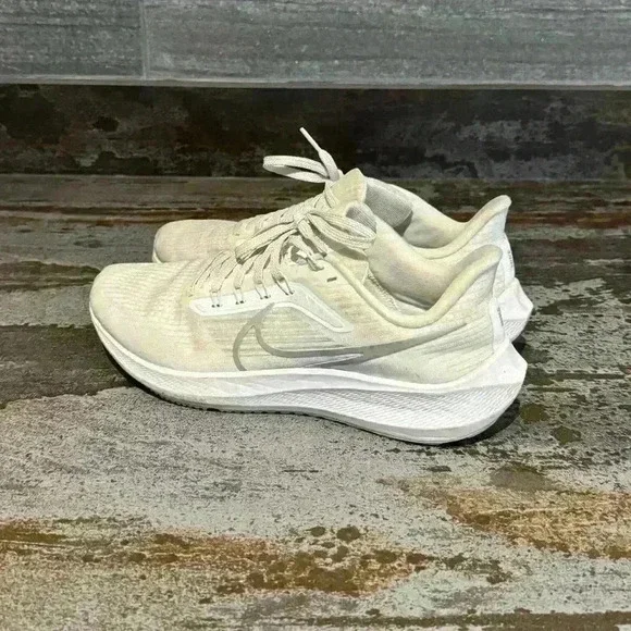 Nike White Running Shoes Women’s 9.5 US Slightly Used