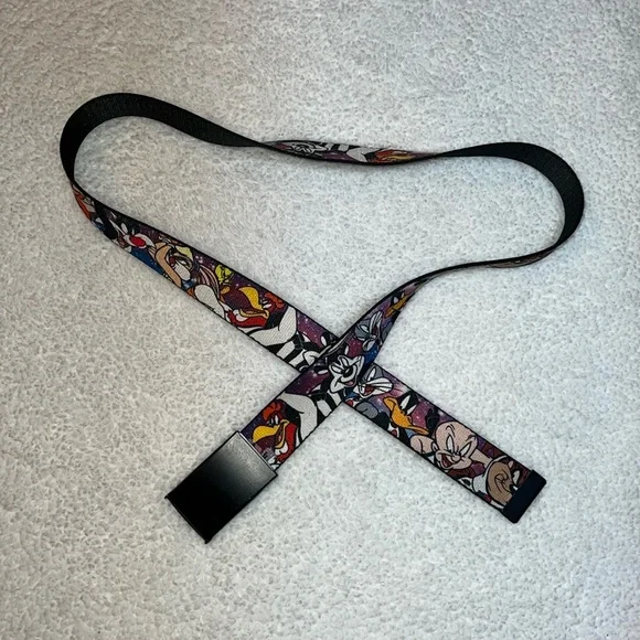 Looney Tunes belt .. minor scratches on buckle . Measurements in photos