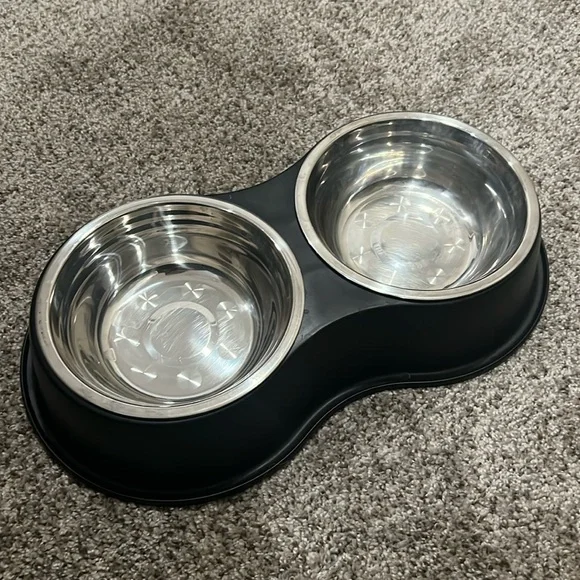 Black Puppy Feeder with Bowls