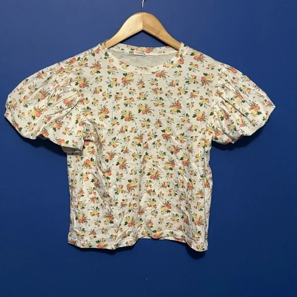 {Zara} Floral Puff Sleeve Top women's size M