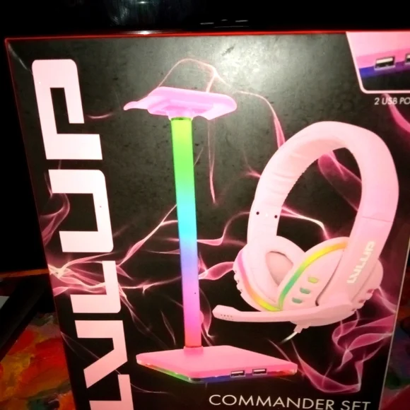 Gaming head set with built in mic comes with stand that lights up