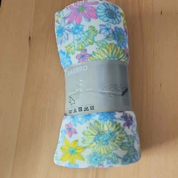 One IKEA BARBRO Soft Fleece Throw Blanket.