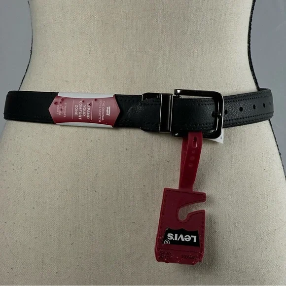 LEVI’S NWT black brown belt with silver buckle - size medium