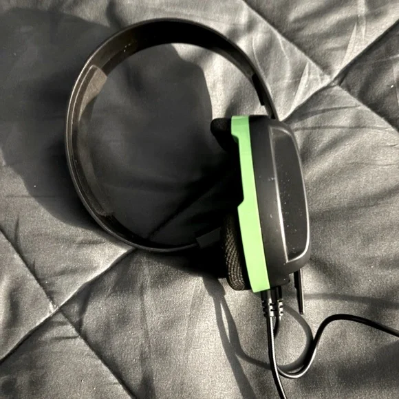 Videogaming mic with speakers