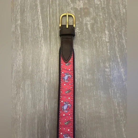 Vineyard Vines boys belt. Pink (salmon color) with crab print. Size 26. EUC