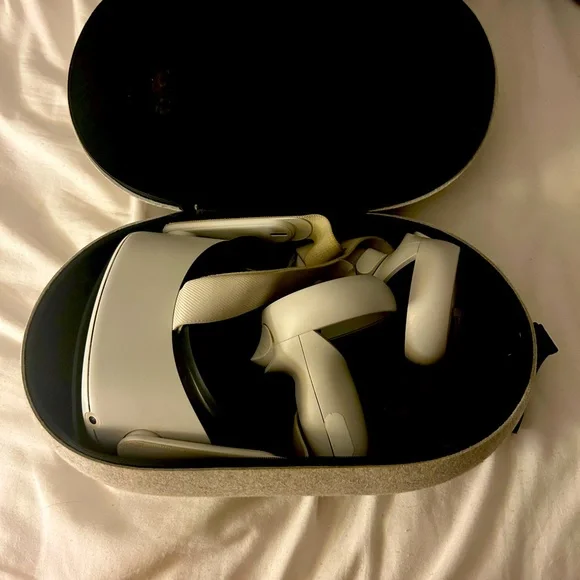 Quest 2 great condition works better than my friends quest 3