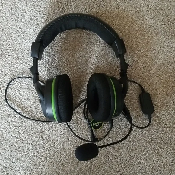 Tutrle beach wired head set. Black and green. One size fits all!