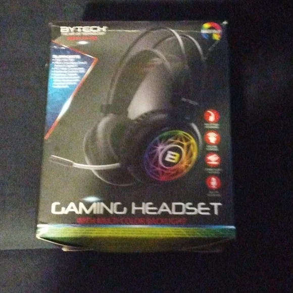 Gaming head phones that can be used for Nintendo, Xbox, Playstation, and PC.