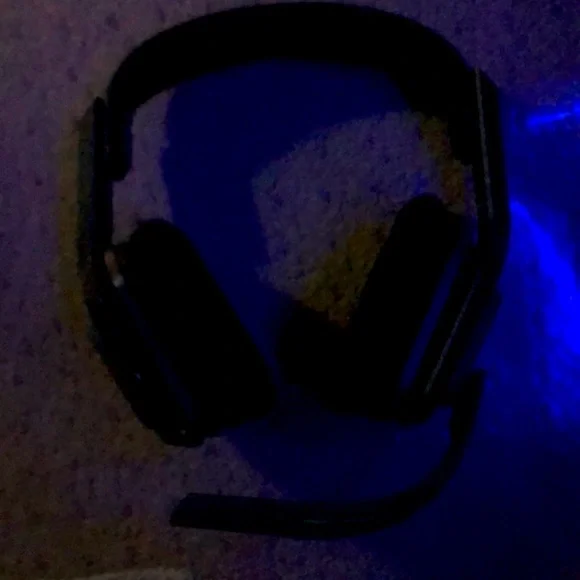Wireless gaming headphones and mic