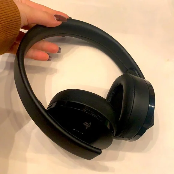 PS4 headset; bluetooth; have no cords or instructions.