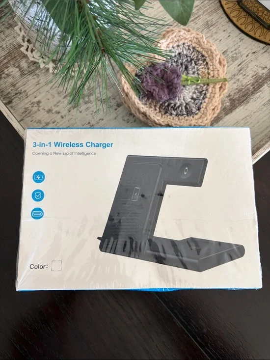 NIB White Foldable 3 in 1 Wireless Charging Station and Dock, 18W, 5V, Model B16