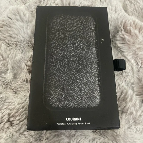 Courant Carry Wireless Charging Power Bank Black. 10W Output/5w Input Wireless