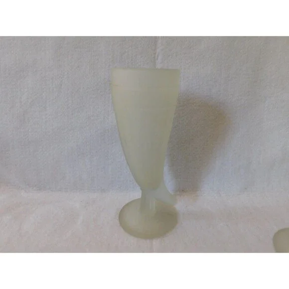 Vintage Tiara Indiana Glass Powder Horn Cornucopia Pilsner 10 oz Frosted