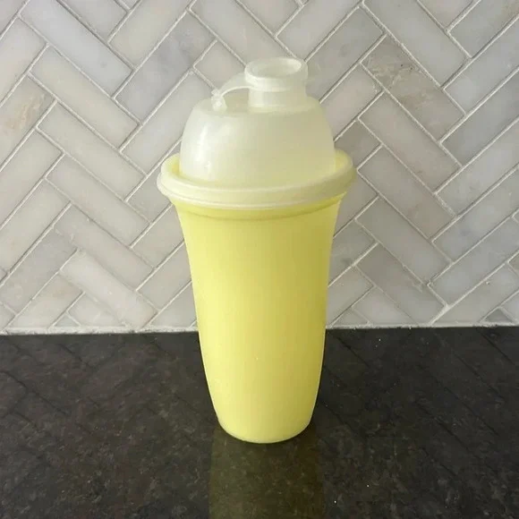 Vintage Tupperware Pale Yellow Quick Shake Mixer Model 844-11 shaker wheel