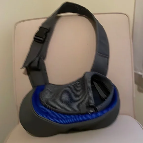 Small Dog or Cat Carrier. NWOT. Adjustable Straps. Fits Pet Up To 10 lbs