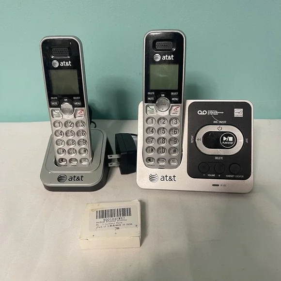 AT&T CRL81212‎ (2) Cordless Phone With Base Charger Black Silver Tested Charges