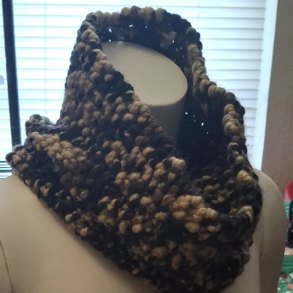 Cozy Knit Infinity Scarf - Black and Tan