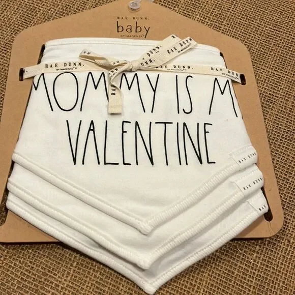 NWT Rae Dunn Valentine bibs