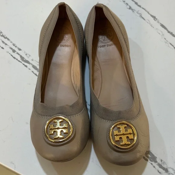 Tory Burch Women's Sand Caroline 2 Flats with Gold Logo size 8M