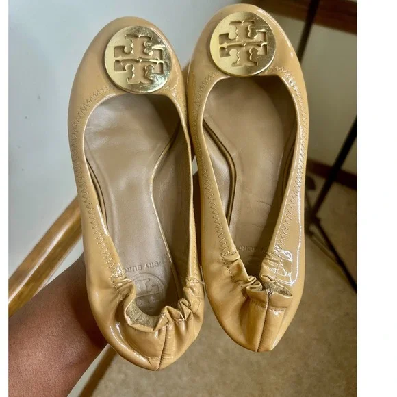 Tory Burch Reva Ballet Flats Womens Tan Patent Leather Good Gold Logo Medallion‎