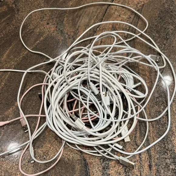 Lot of IPhone Chargers 🔌 (all the same kind but different lengths)