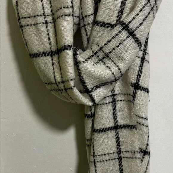 Banana Republic Plaid Knit Scarf in white and Black