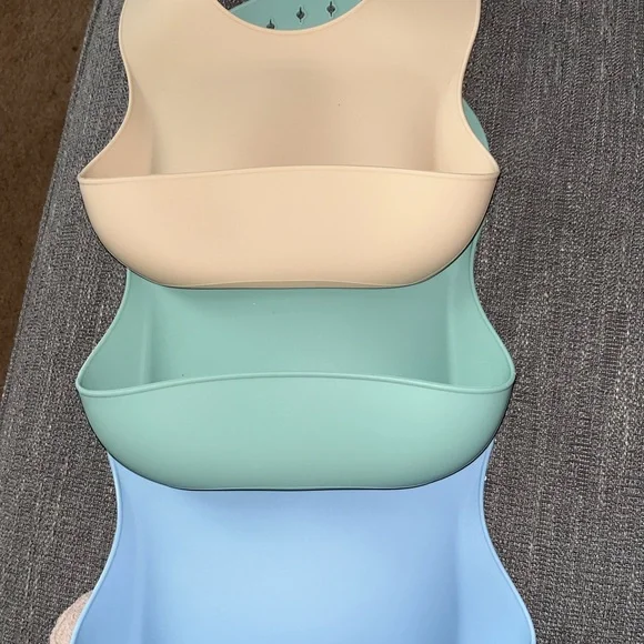 3 pk silicone bibs BPA free, food grade waterproof.
