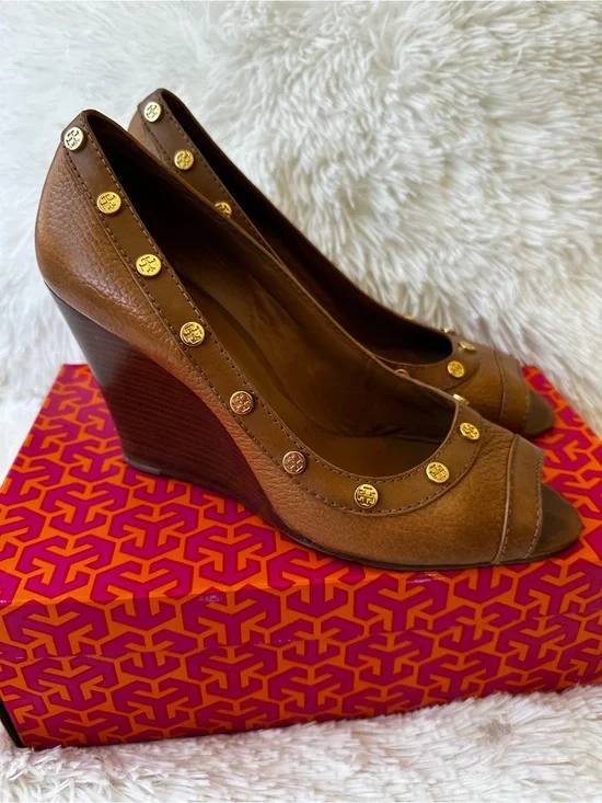 Tory Burch Nelson Royal Tan Leather Gold Stud Peep Toe Wedge Heels Size: 10