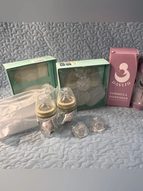 Formula Dispenser & 4 Glass Baby Bottle Set