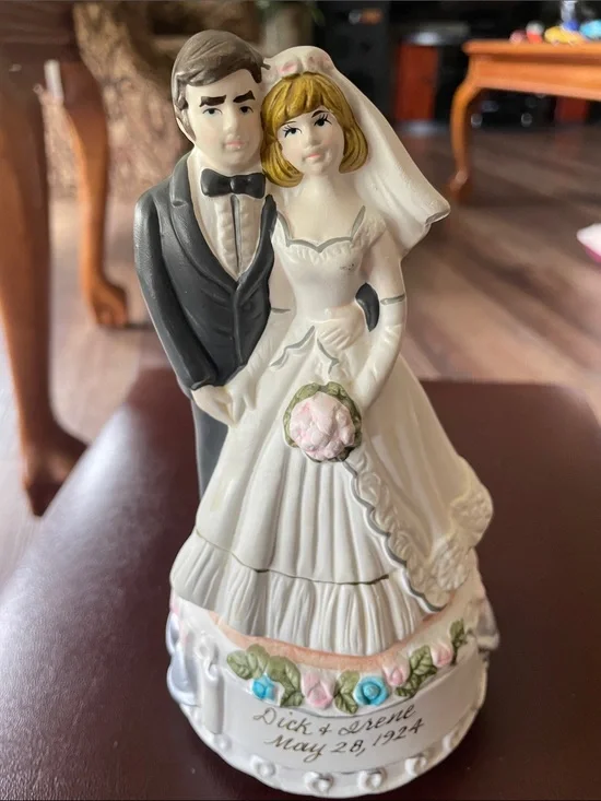 VTG Bride and Groom Wedding Cake Topper Figurine with music