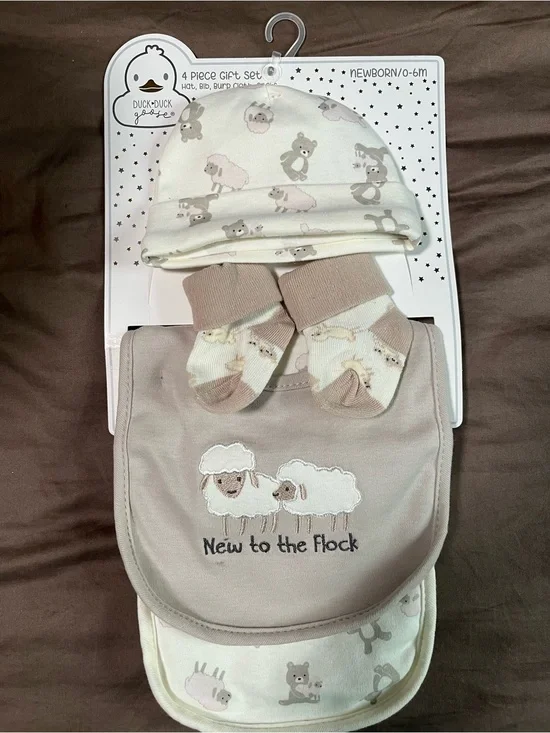 Duck Duck Goose Newborn 4-Piece Gift Set - Cream & Taupe