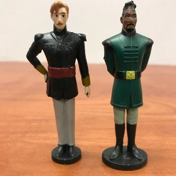Disney Frozen II Lieutenant Mattias and King Agnarr 3