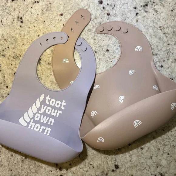 Set of two LIKE NEW silicone bibs