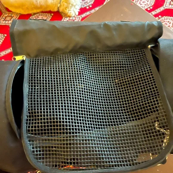 Pet carrier in black color. For small dogs or adult cats. Up to lbs 16.