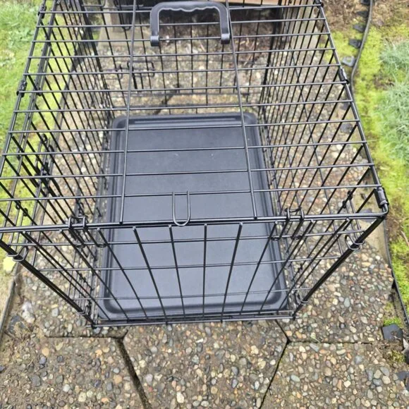 Medium Wire Pet Kennel: 23
