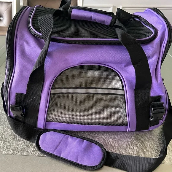 Purple dog/cat carrier. Size S-M. New.