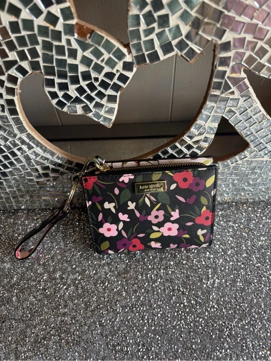 💕Kate Spade Black Floral Wristlet Card Holder