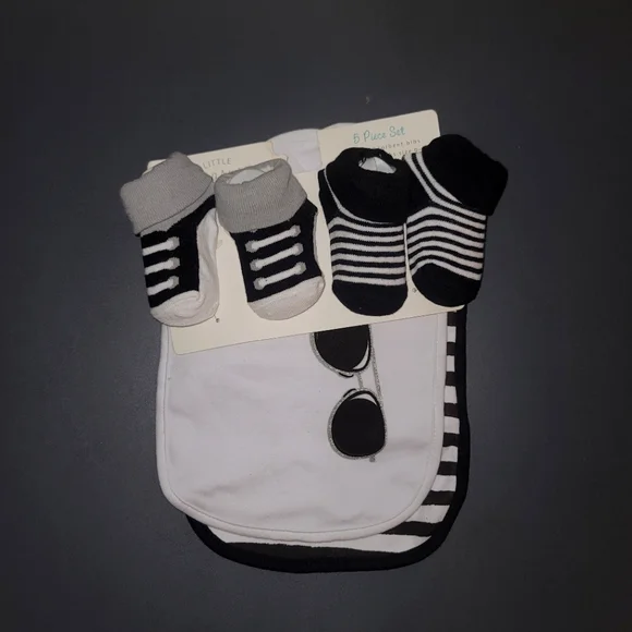 NWT Bib set [Sunglasses 🕶️]Little Treasure Baby Bib & Sock Set - Black & White