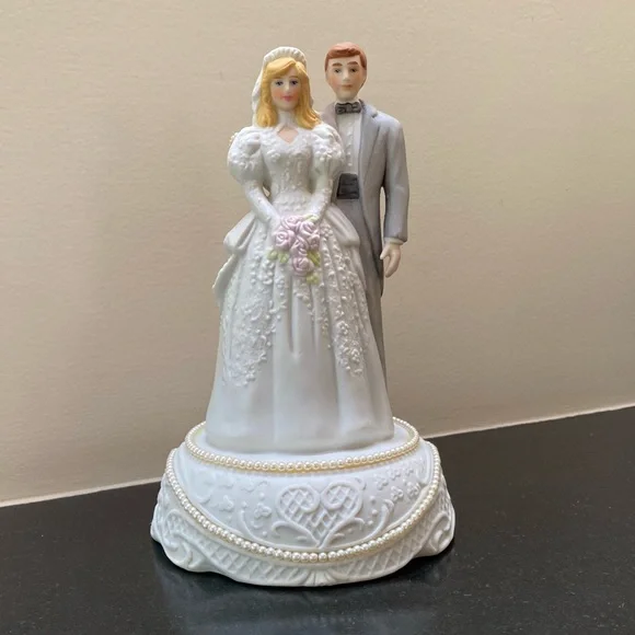 EHW Wedding Cake Bride & Groom Topper/Music Box 