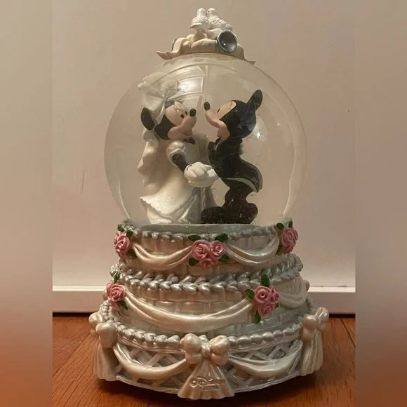 Walt Disney World Snow Globe 