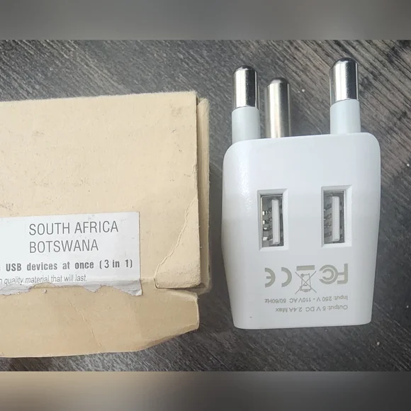2 TRAVEL ADAPTERS Accepts 1 PLUG & 2 USB DEVICES ULTRA COMPACT