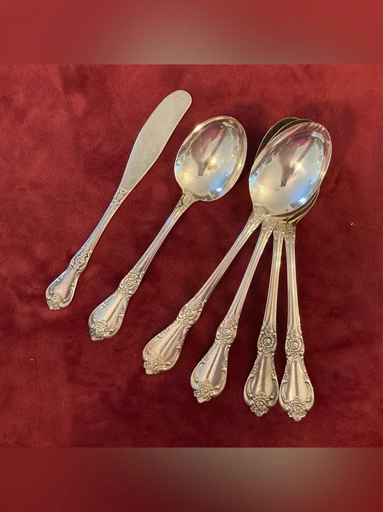 Set of 4 Wm A Rogers Oneida Sectional Silver Plate 7” Soup Spoons + 2 pieces